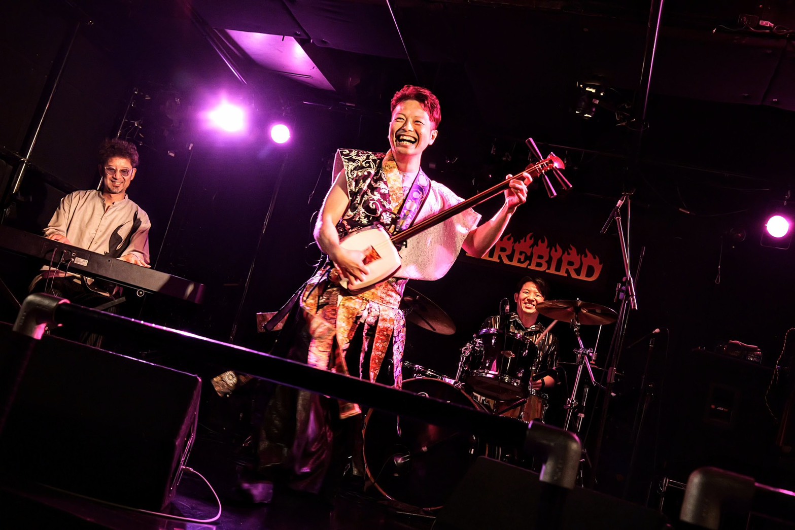 鍵盤、津軽三味線、打楽器を手にしたThe Beacs PROJECTのメンバー