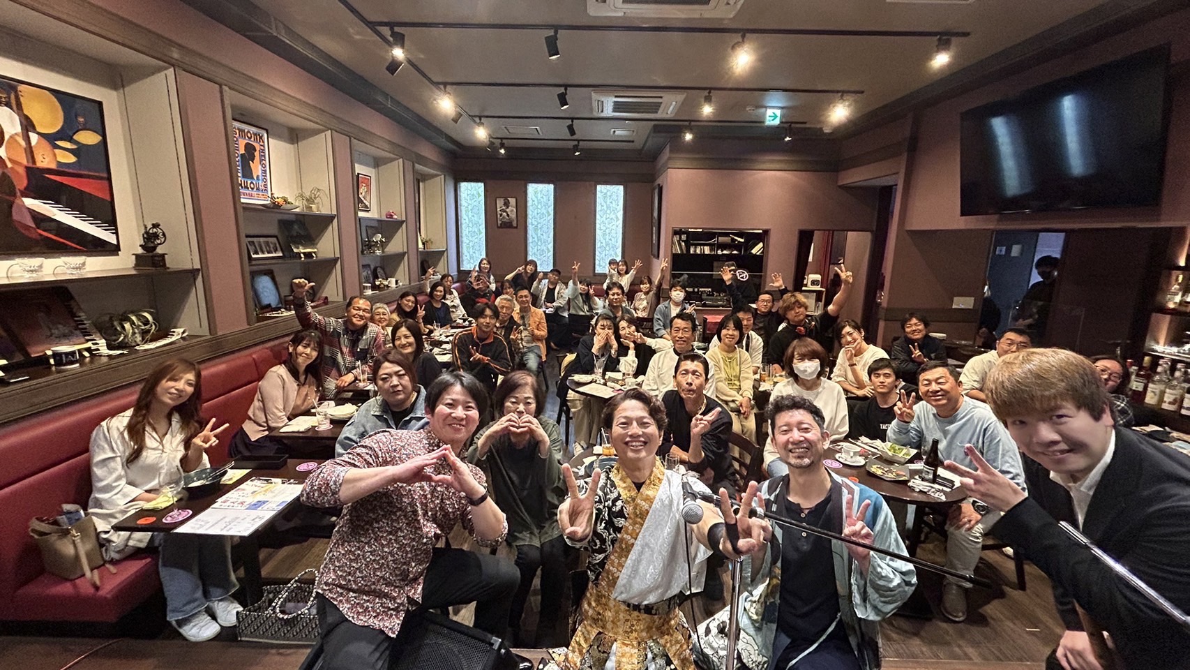 観客と一緒に撮影したThe Beacs PROJECTの公演後の集合写真