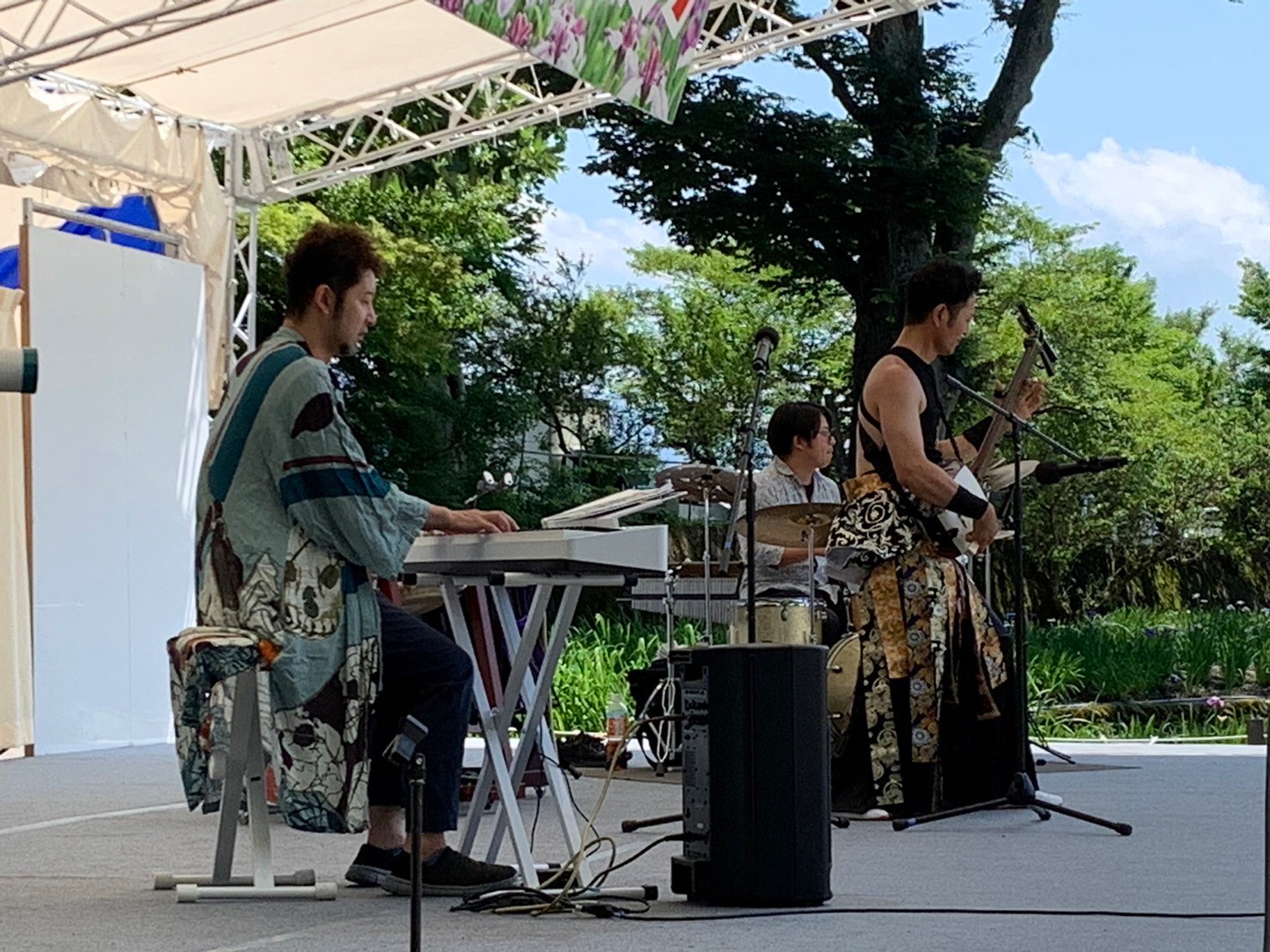 屋外ステージで演奏するThe Beacs PROJECT