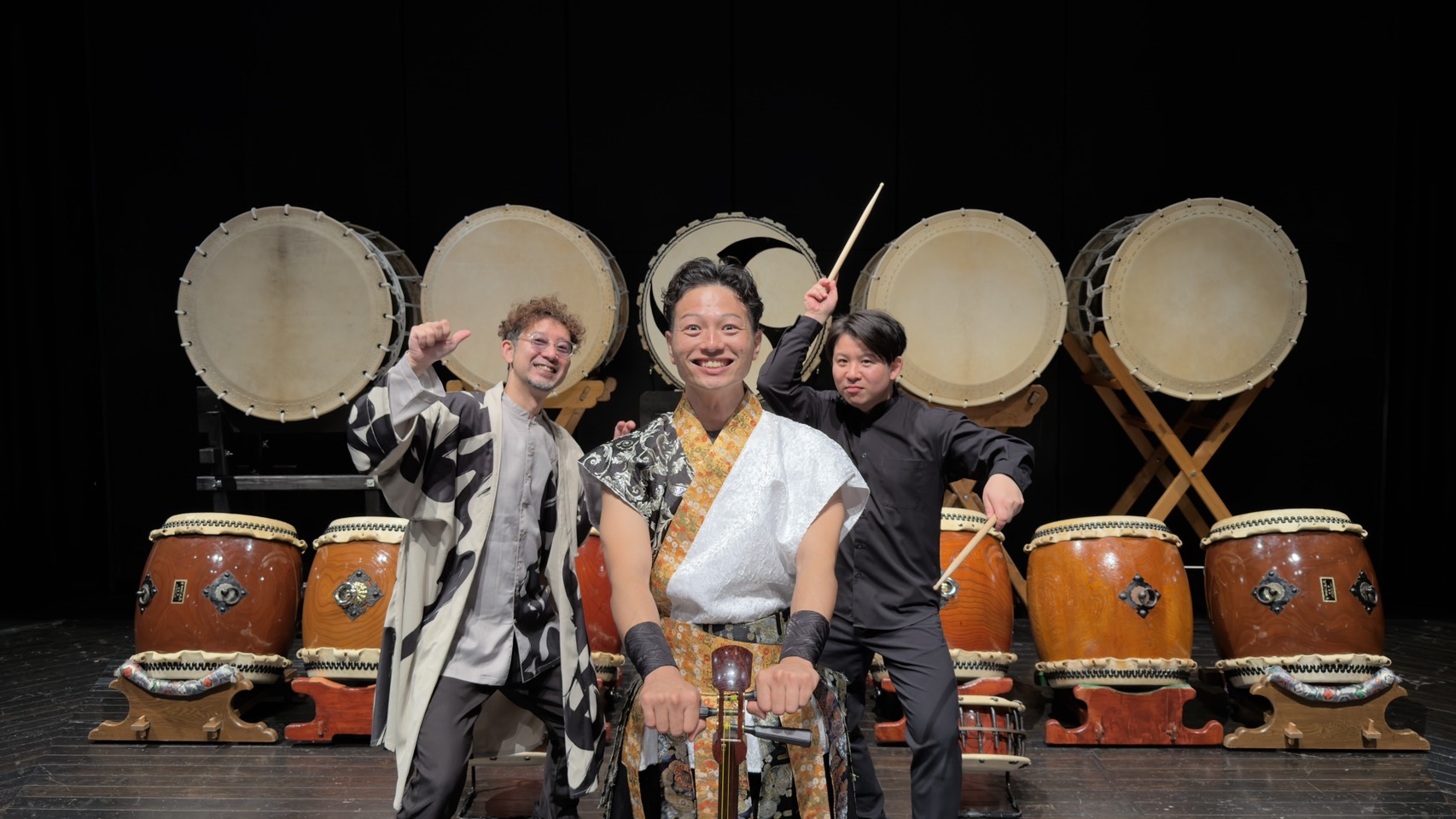 和太鼓を背景に演奏するThe Beacs PROJECTのメンバー