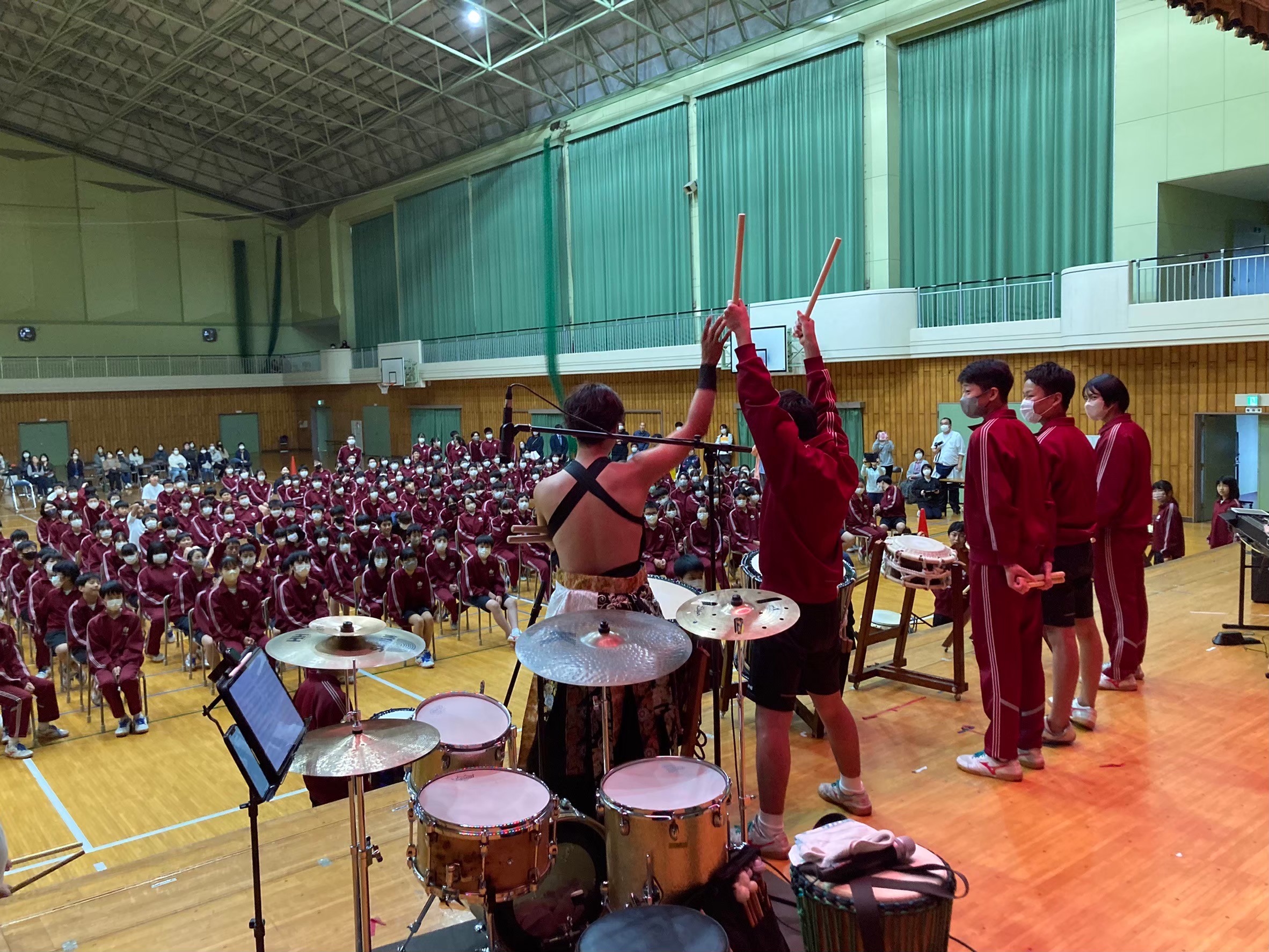学校の体育館で生徒と一緒に行う演奏体験